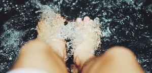 Men SPA i kąpiel w piwie.