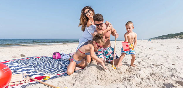 Wakacje nad morzem z obiadokolacjami. Zabawa na pięknej, piaszczystej plaży